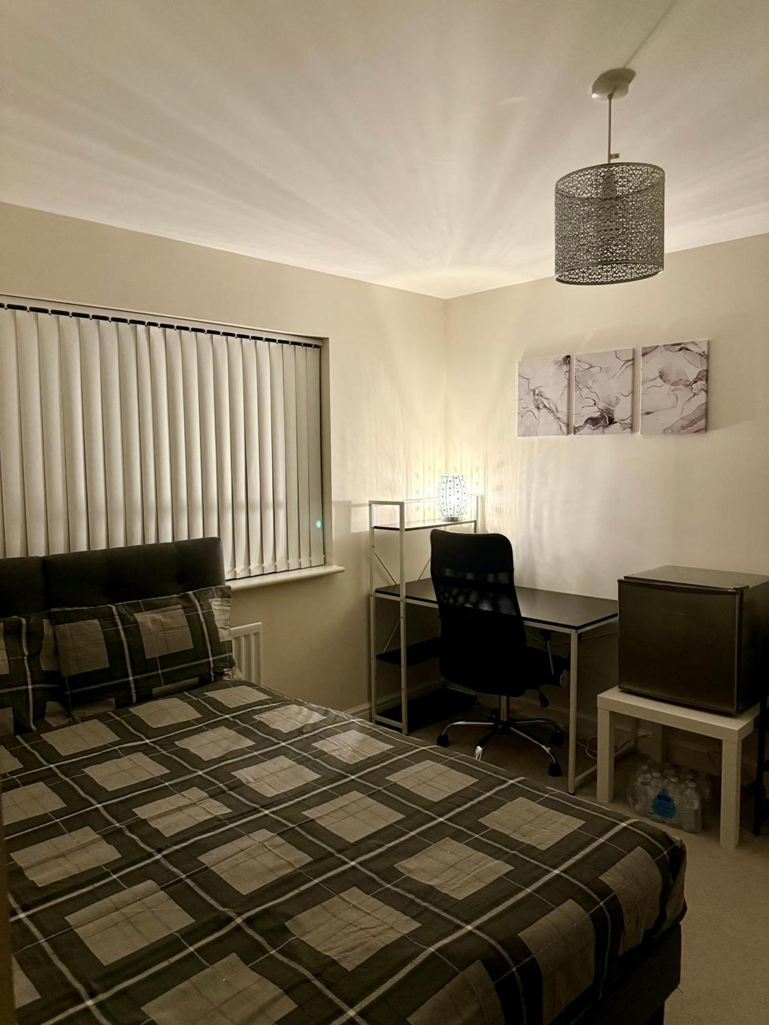 Large Double Room & Private Ensuite Bathroom, Badbury Park, Swindon, Near Great Western Hospital エクステリア 写真
