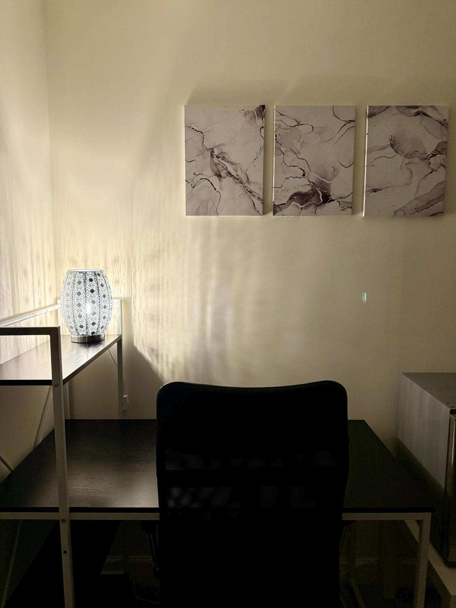 Large Double Room & Private Ensuite Bathroom, Badbury Park, Swindon, Near Great Western Hospital エクステリア 写真