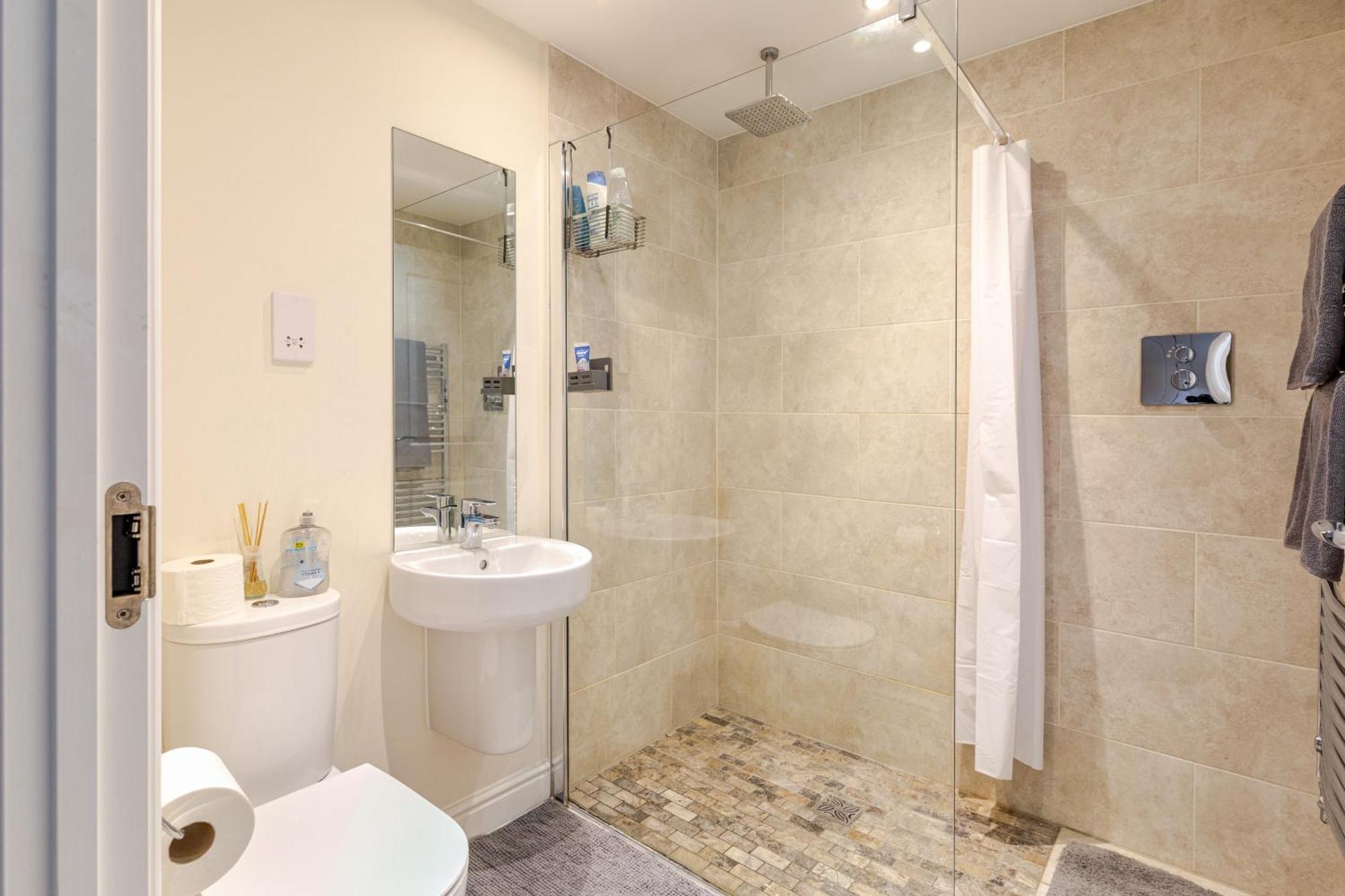 Large Double Room & Private Ensuite Bathroom, Badbury Park, Swindon, Near Great Western Hospital エクステリア 写真